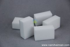 怎樣去除衛(wèi)生間鏡子上的頑固水漬？用納米海綿